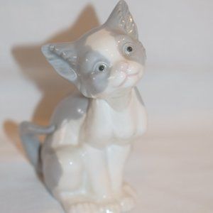 Lladro Feed Me #5113 Porcelain Cat Figurine